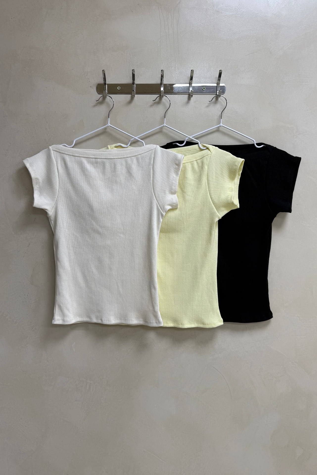 Remera Escote Abierto