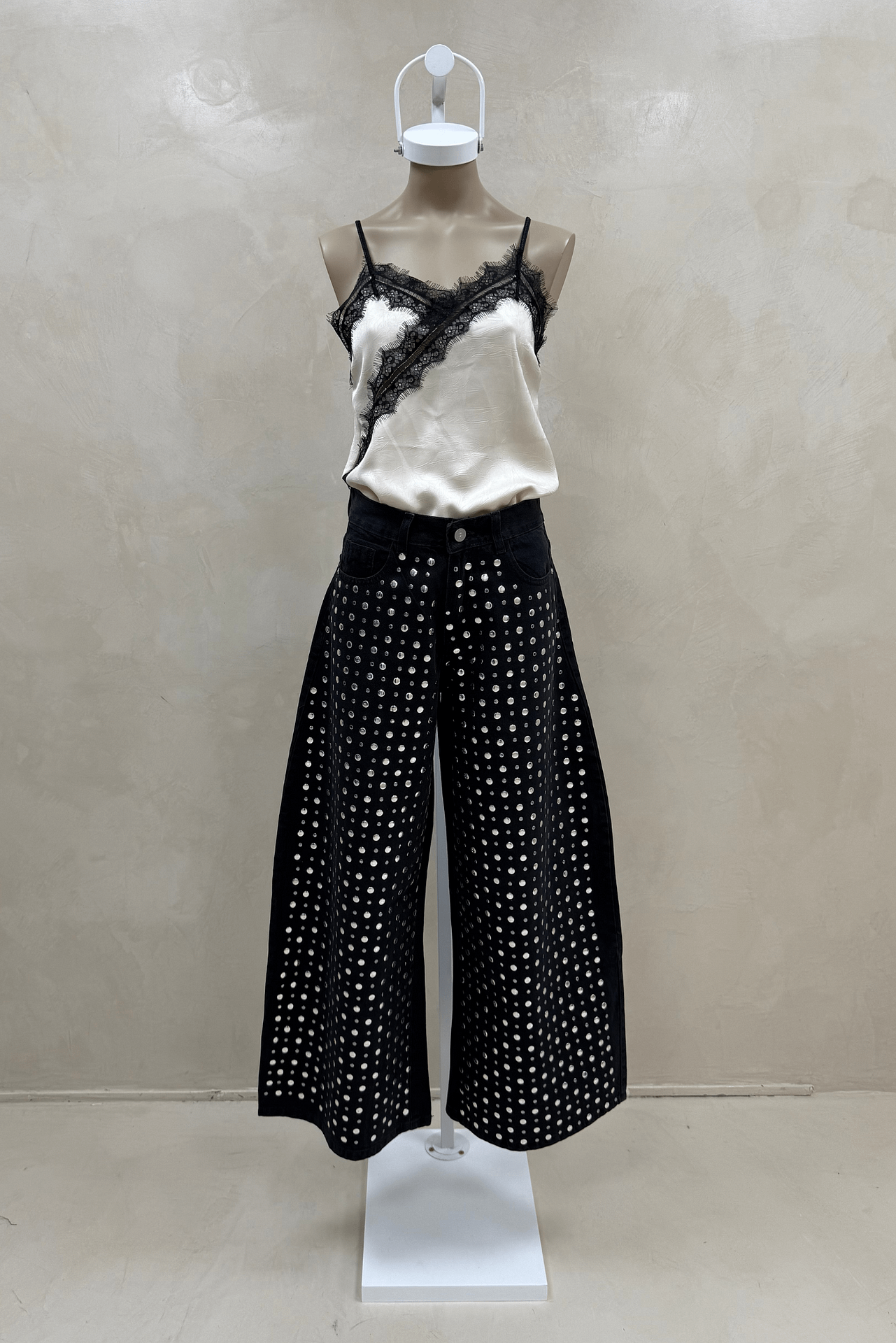 Jean Extra Wide Black Tachas