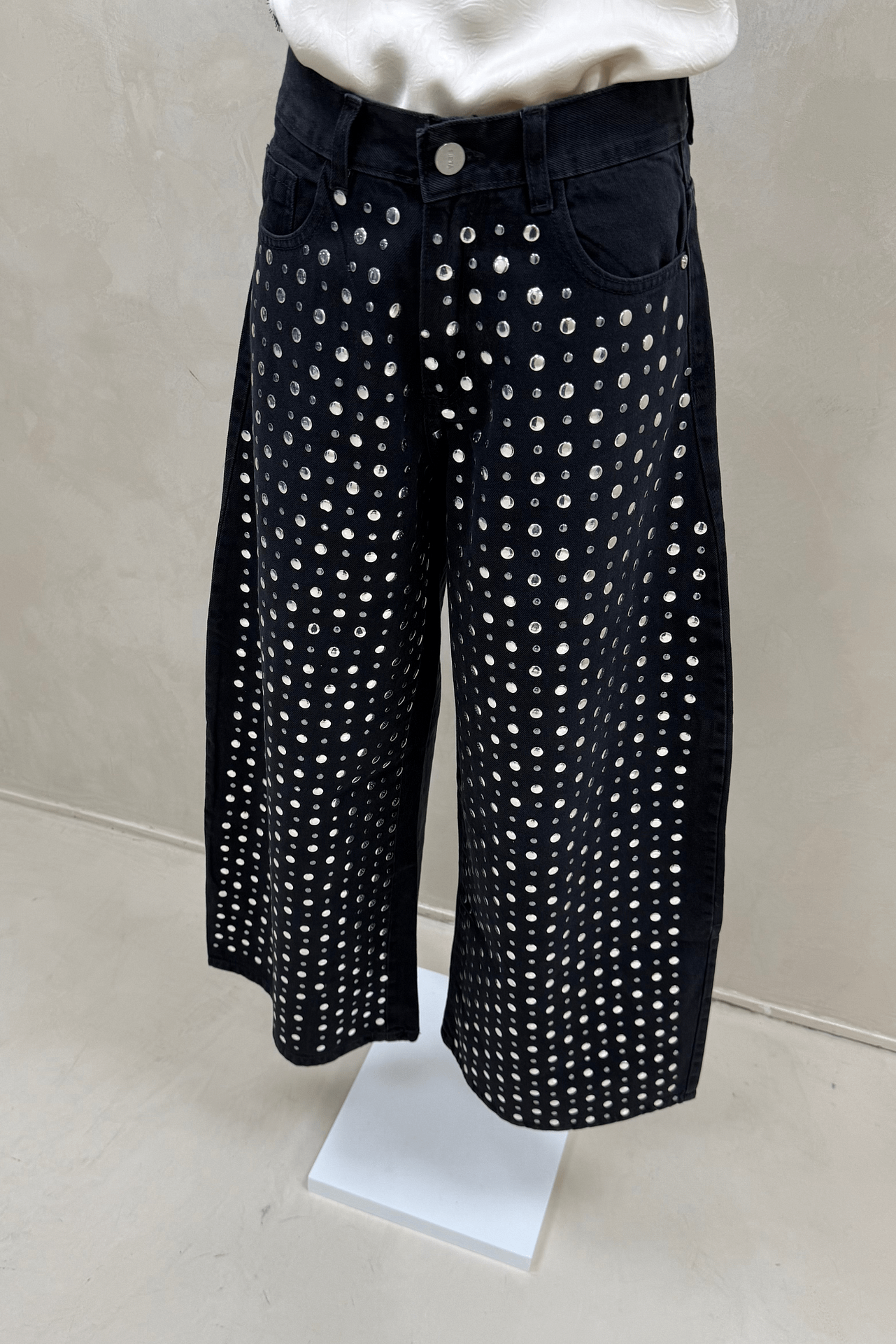 Jean Extra Wide Black Tachas