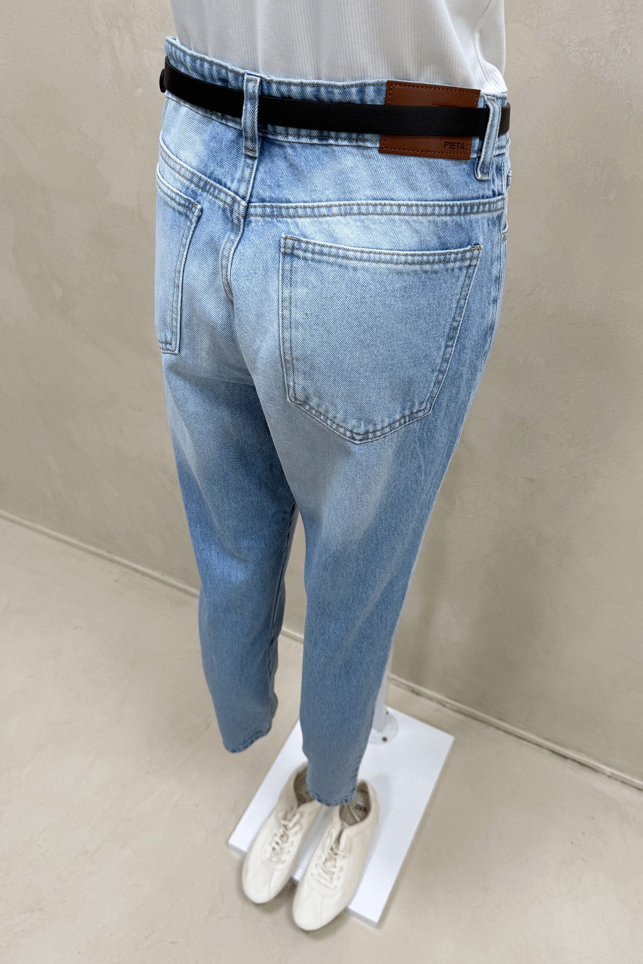 Jean Mom Celeste Bigotes